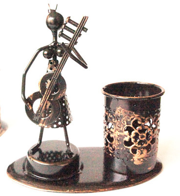 鐵藝新款 筆筒擺件 地攤熱賣必備，融合美女古銅風的金屬工藝品